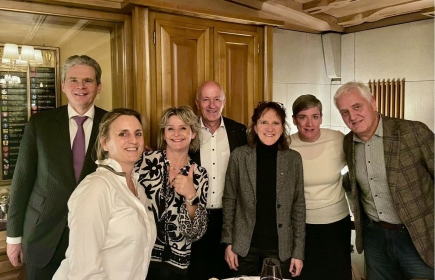 Rotary Club Schwyz mit vier Frauen am Rötelessen 2025. Motto „Rötel verstärkt“ - mit Freunden des Rotary Clubs Zürich